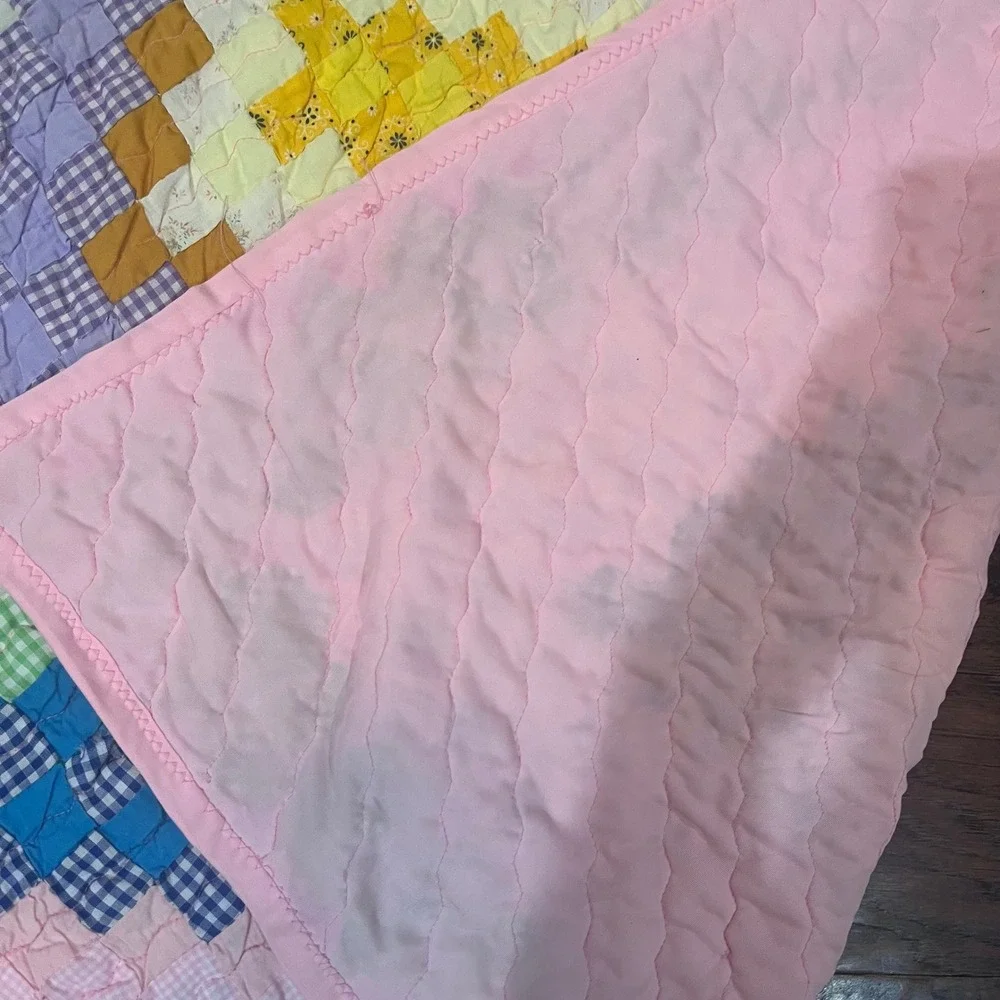 Vtg Handcrafted Gingham Patchwork Trip Around the World Quilt Pink Green 44x46